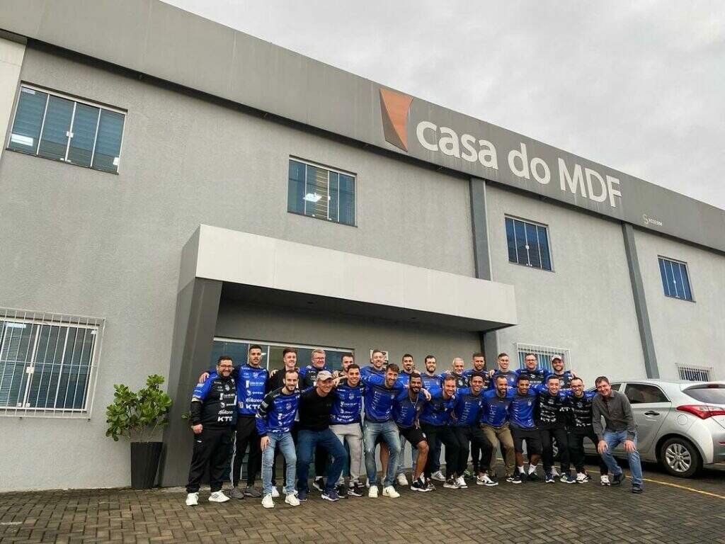Equipe e comissão técnica do Futsal São Lourenço conhecem a Casa do MDF